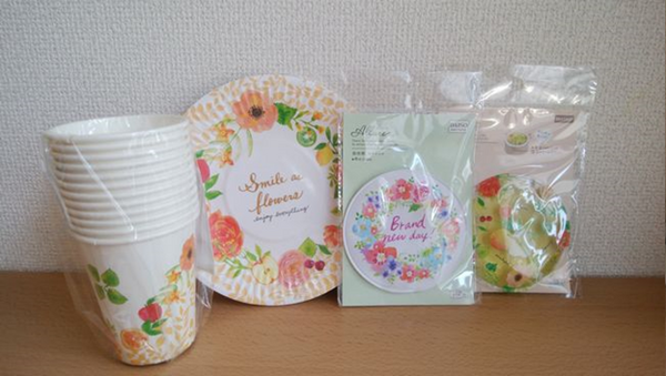 花柄の紙皿とコップと保冷剤