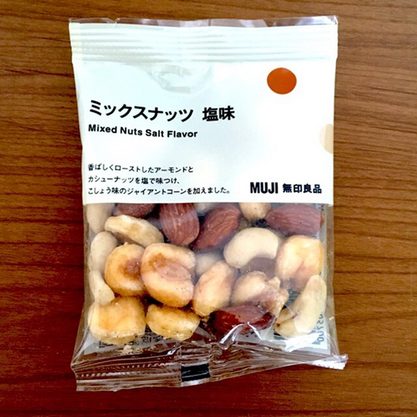 食べきりサイズでほんのり塩味のミックスナッツ