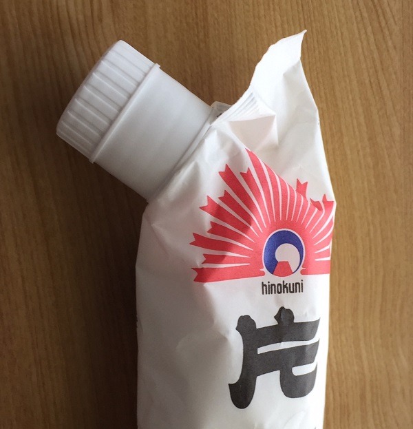 ペットボトルの口のようなパーツを袋にはめる