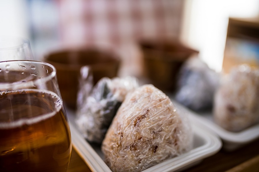 ラップでくるんだおにぎりでお皿を汚さない