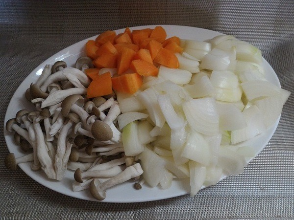 一口大に野菜をカット