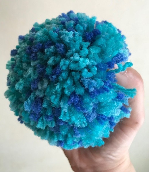 100均のポンポンメーカーで作る「アクリルたわし」は既成品の半額以下　洗剤いらずで水道代の節約にもなります