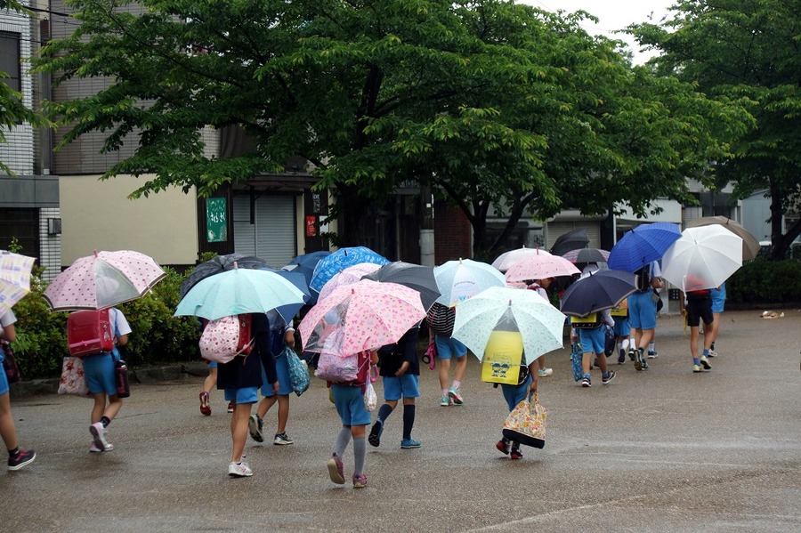 学校に到着すると朝の準備など次から次へとやることがあるんです