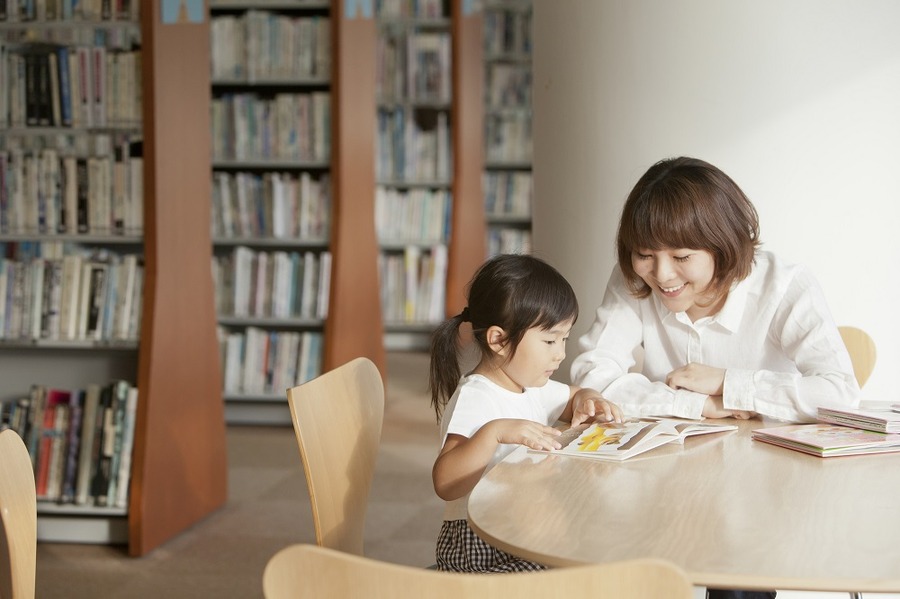 図書館で絵本を読む親子