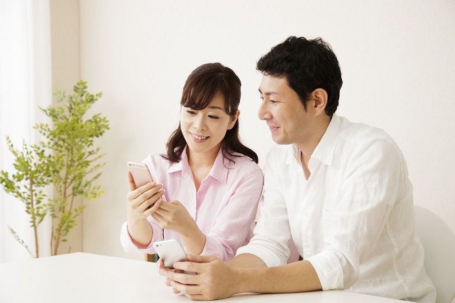 夫婦でアプリを使ってお金の管理