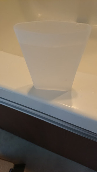 水を入れれば支えなしで置けます