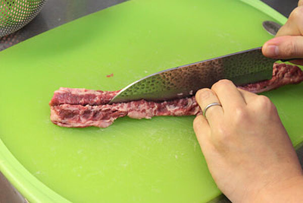 縦の切れ目を入れて左右に開く