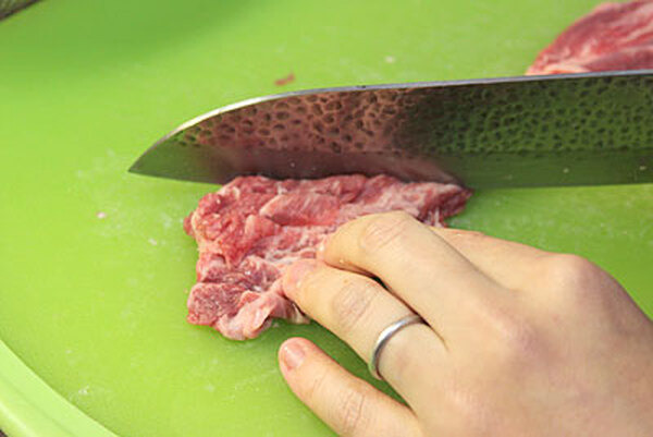 さらに食べやすくするなら、開いたお肉に切り込みを入れてより平らに