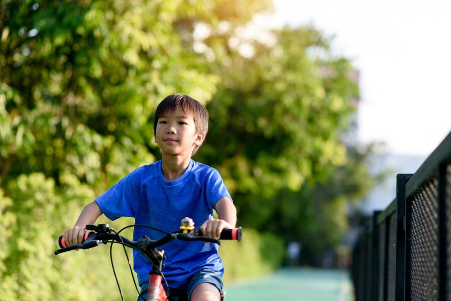 小学生(11歳)のお子さんが、帰宅途中に歩行中の女性(62歳)と車道と区別のない歩道で正面衝突