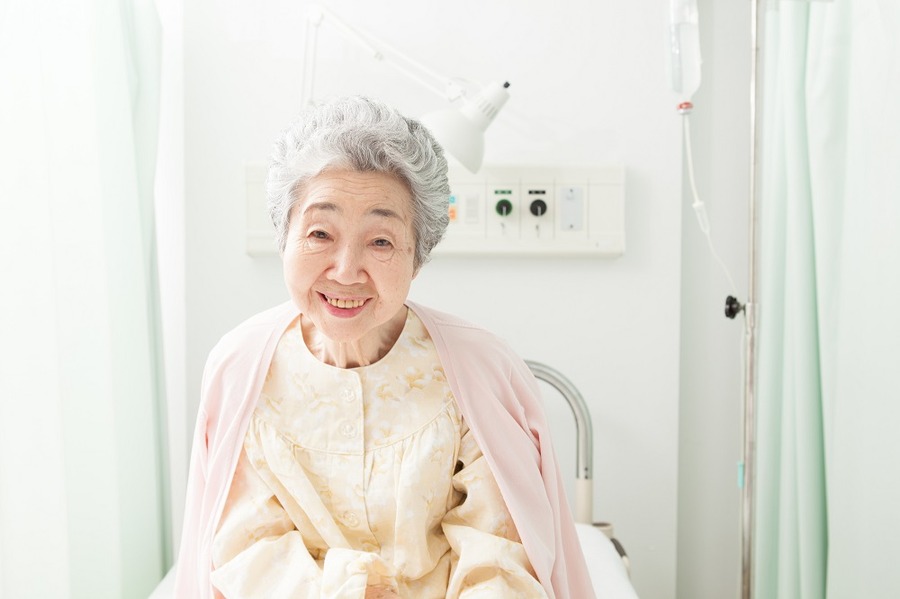 特別養護老人ホームで暮らす70代の女性