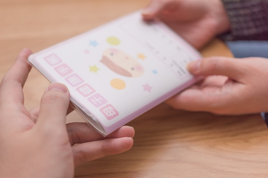 母子健康手帳を添えて届出