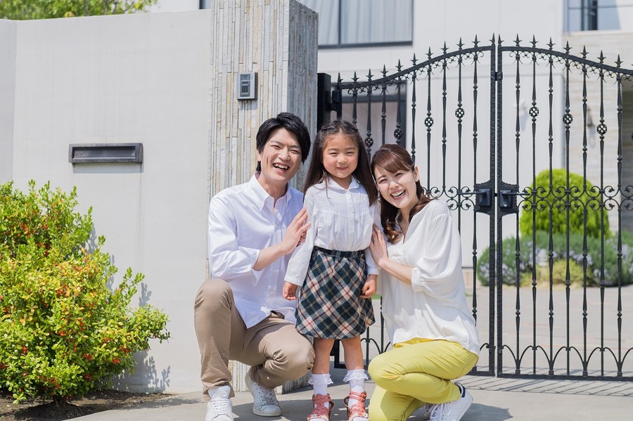 住居のお金は父、食費や服飾費は母。学費は折半