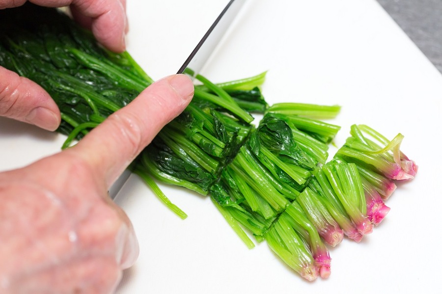 ほうれん草は、洗って適当な大きさに切る