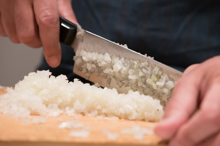 玉ねぎは、粗みじん切りや厚めのスライスにしてからラップで包み、チャック付き保存袋に入れて冷凍