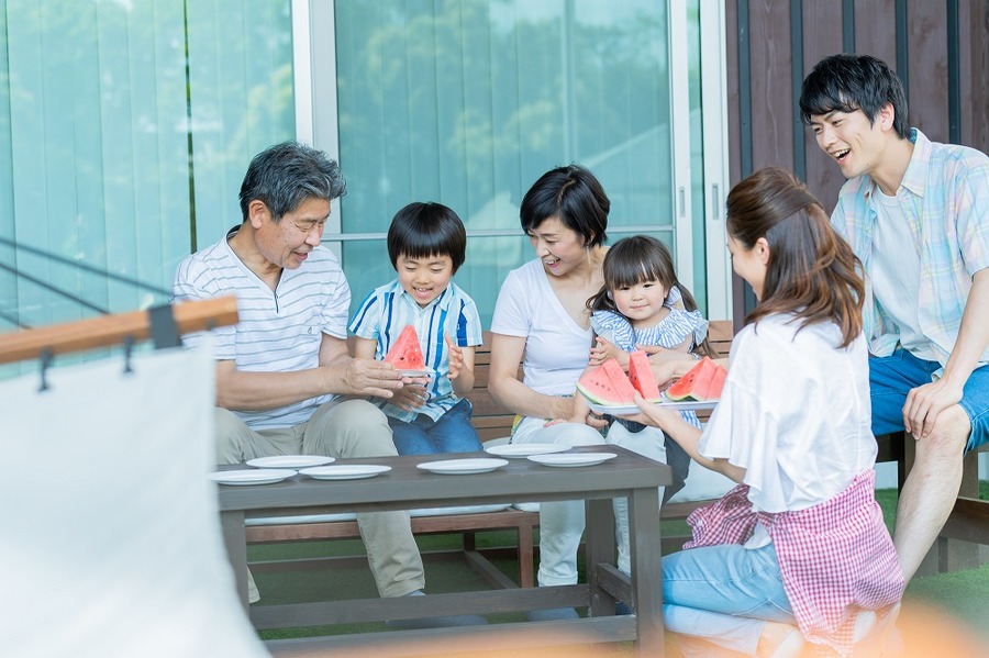 お盆休みに耳にする、どこかの職場の「年収1000万円オーバー」