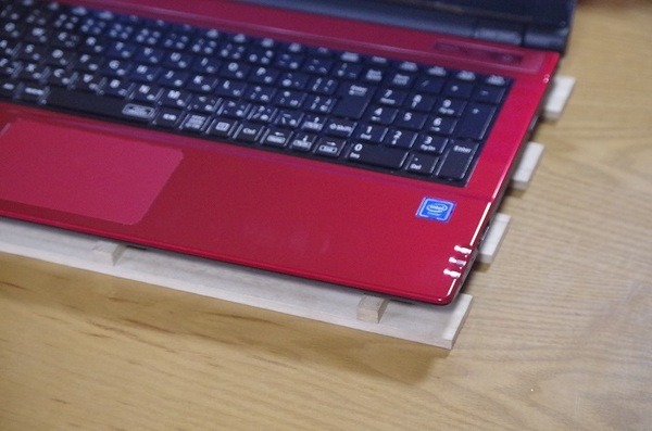 桐すのこの上にノートパソコン