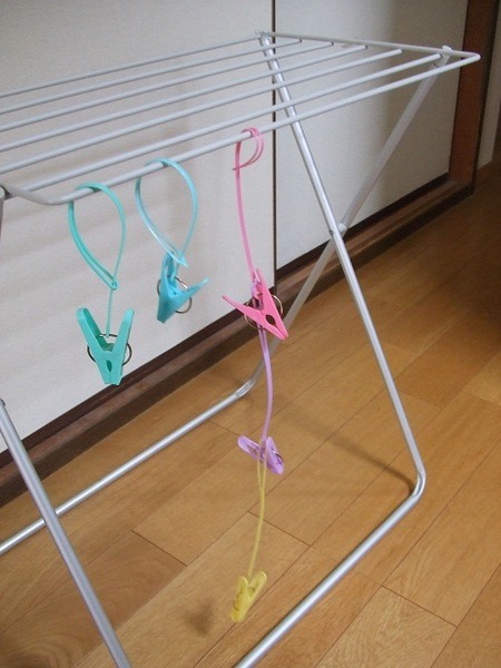 100均の「ひも付き洗濯バサミ」はこんなに活用できる！　干すだけじゃない「驚きの収納術、活用術」をご紹介します。