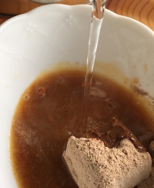 フリーズドライの状態ではミルクココアのような色