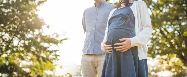 不妊治療の末妊娠した夫婦