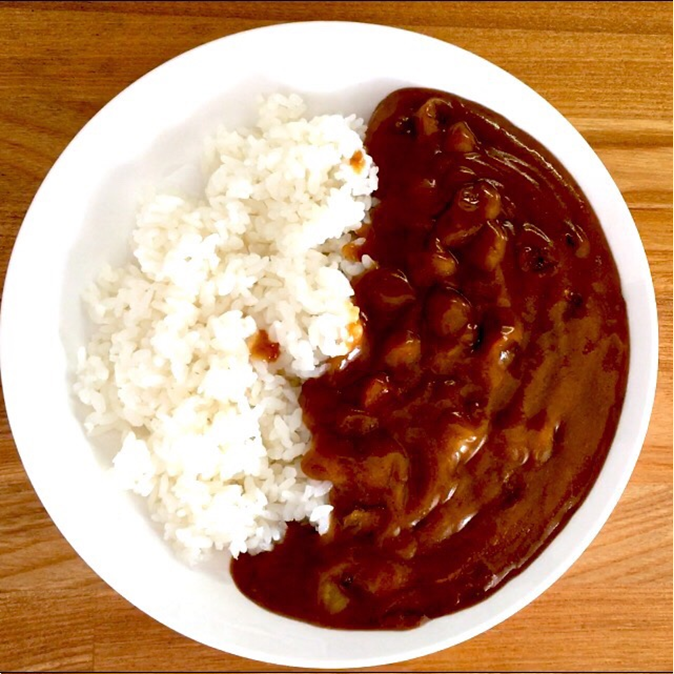 ダイソーのレトルトカレーは100円で2人前の大容量！　高コスパカレーの食べ比べレポート