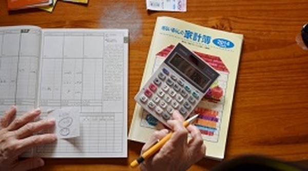 市販の家計簿 VS 自作ノート家計簿　続くのはどっち？