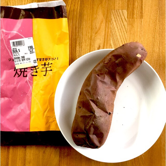 焼き芋ブーム到来中！　「100円ローソン」と「イトーヨーカドー」の焼き芋を食べ比べてみました