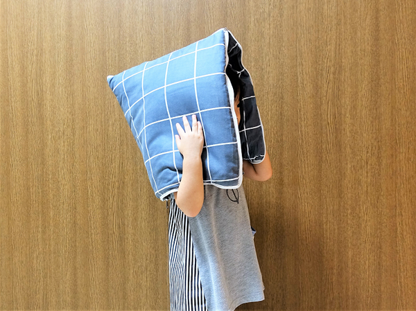 ダイソーで売り切れ続出！　神アイテム「布団になるクッション」の使い心地と活用法、デメリットをご紹介します。