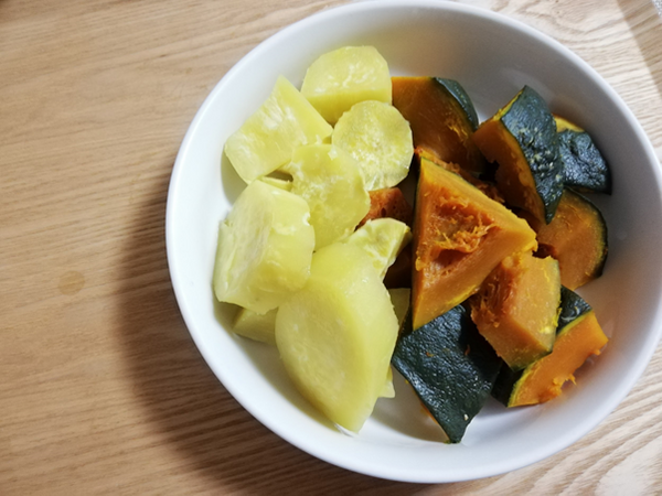 3COINSの「温野菜メーカー」が優秀すぎ！　電子レンジでチンするだけで完璧「温野菜」に（カボチャとサツマイモで試してみました）