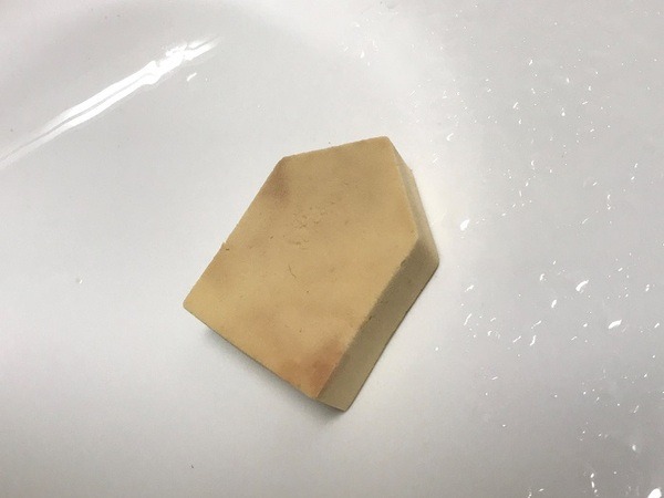 「パフ・スポンジ・メイクブラシ」を台所用中性洗剤で洗ってた方に朗報　ダイソーの専用クリーナーは優秀です