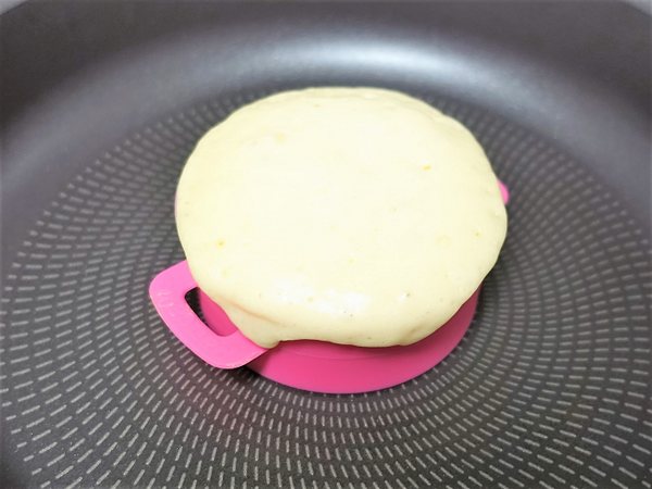 ダイソーの「ふんわりパンケーキ型」で、お店のような「分厚いパンケーキ」が作れちゃう！　筆者が早速作ってみました。