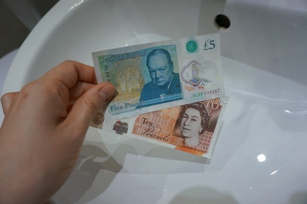 イギリスの紙幣がプラスチック製に移行　耐久性は2.5倍、偽造防止でエコな紙幣を紹介します。