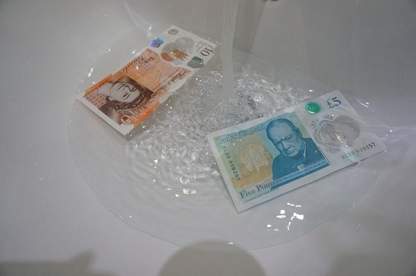 イギリスの紙幣がプラスチック製に移行　耐久性は2.5倍、偽造防止でエコな紙幣を紹介します。
