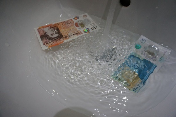 イギリスの紙幣がプラスチック製に移行　耐久性は2.5倍、偽造防止でエコな紙幣を紹介します。