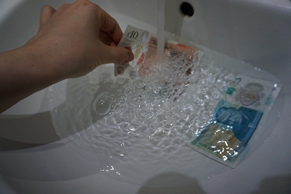 イギリスの紙幣がプラスチック製に移行　耐久性は2.5倍、偽造防止でエコな紙幣を紹介します。