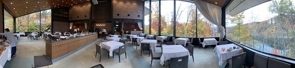 大きな窓から大変美しい野尻湖と紅葉のコントラスト