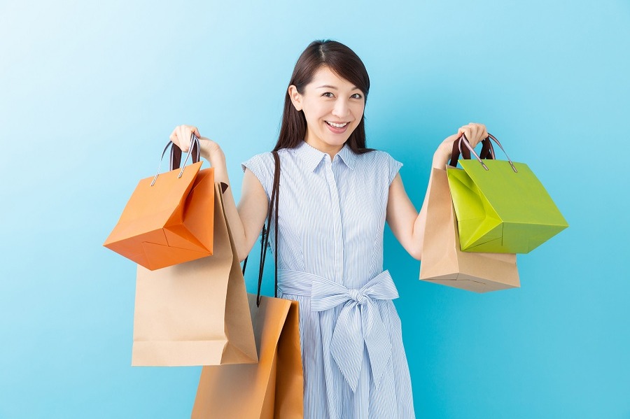 高価な洋服や化粧品を大人買い