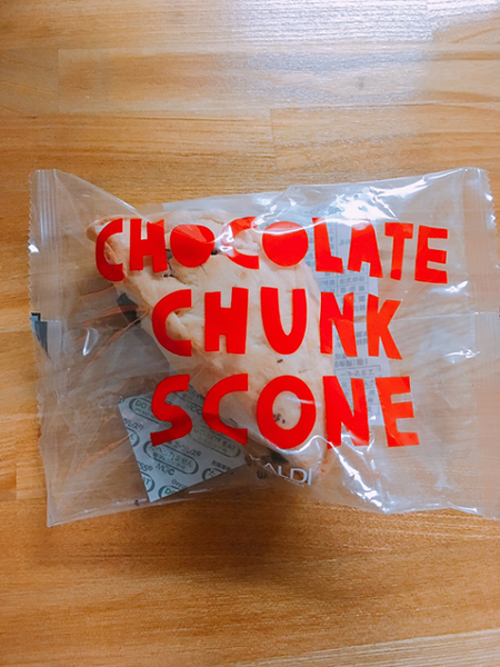 大粒のチョコレートが入っているスコーン