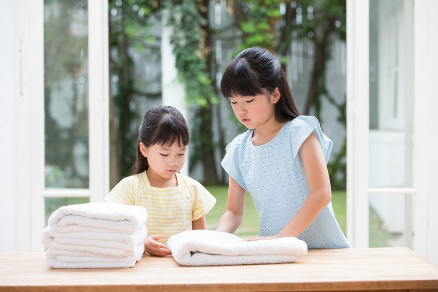 家事をする子供たち