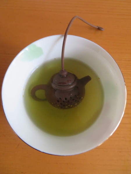 茶葉を入れて湯飲みへ投入