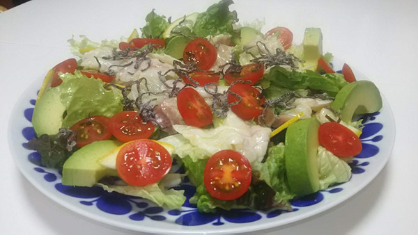 サラダに塩昆布をかけてオリーブオイル