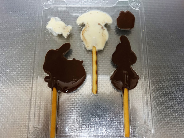 スティック菓子を置いてチョコを入れて固める