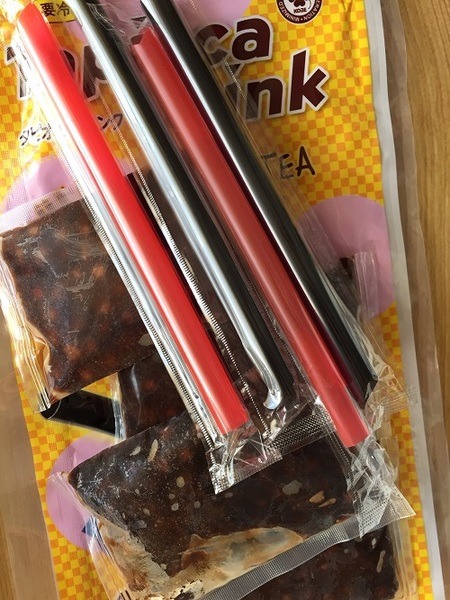 専用の太いストローも入っています