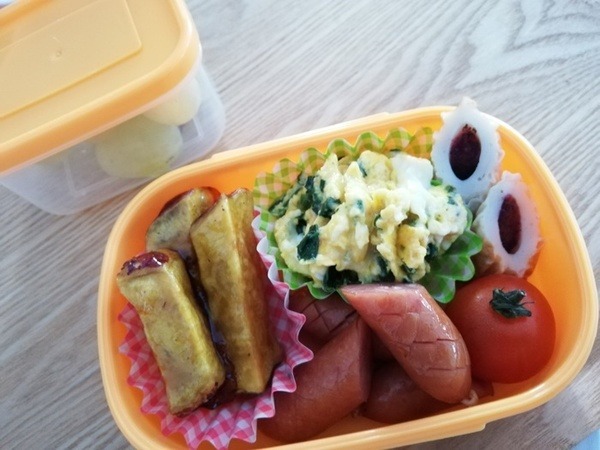 お弁当の彩もよくなる梅ちくわ