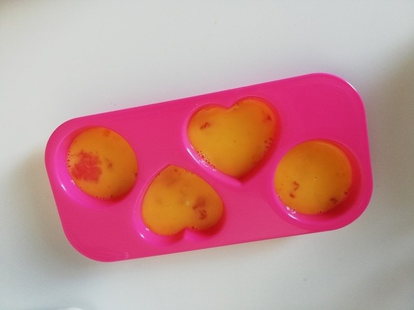 型にたまごをそそぎます
