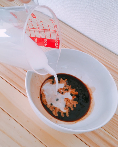 過熱した素にミルクを注ぎます