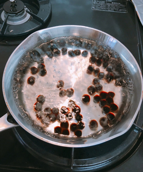 茹でているうちに色が変わってきます