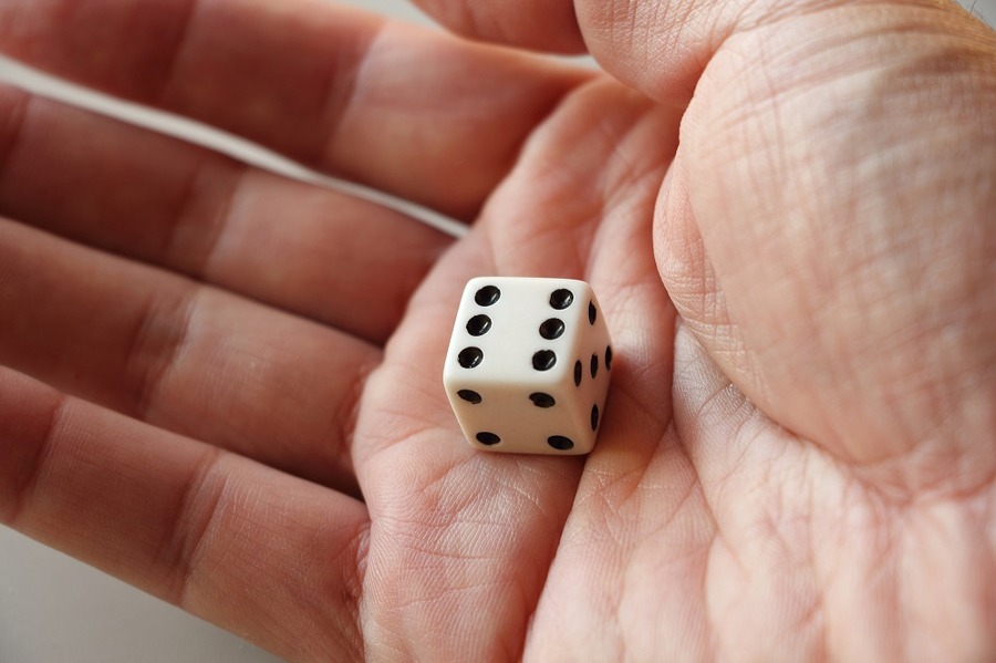 サイコロを投げる