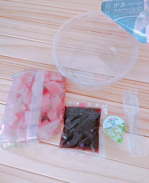 粒あんとクリームで食べるさくらのデザート