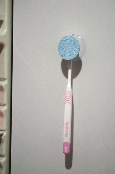 吸盤でつけられる　ブラシ部分をホルダーに収納