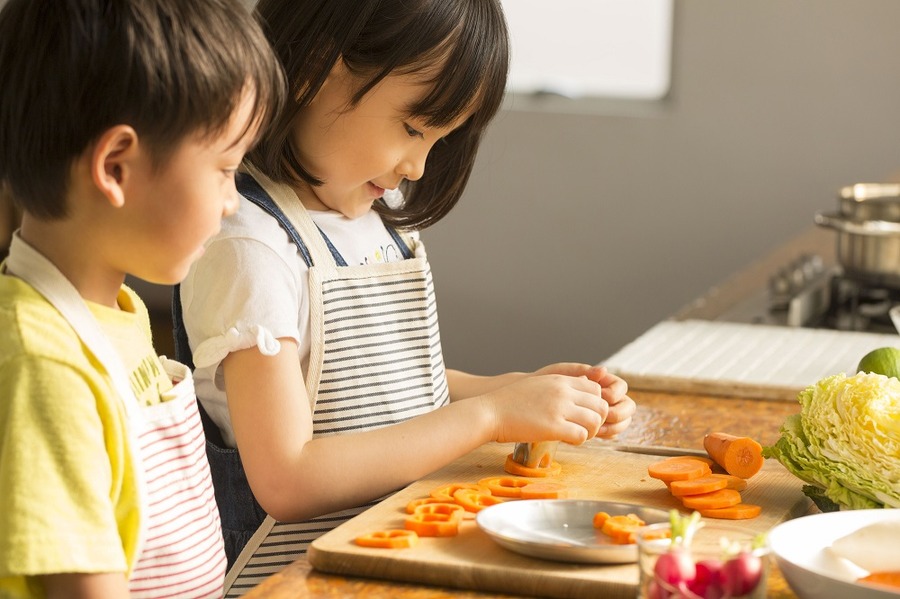 幼児期は遊び感覚で料理のお手伝い